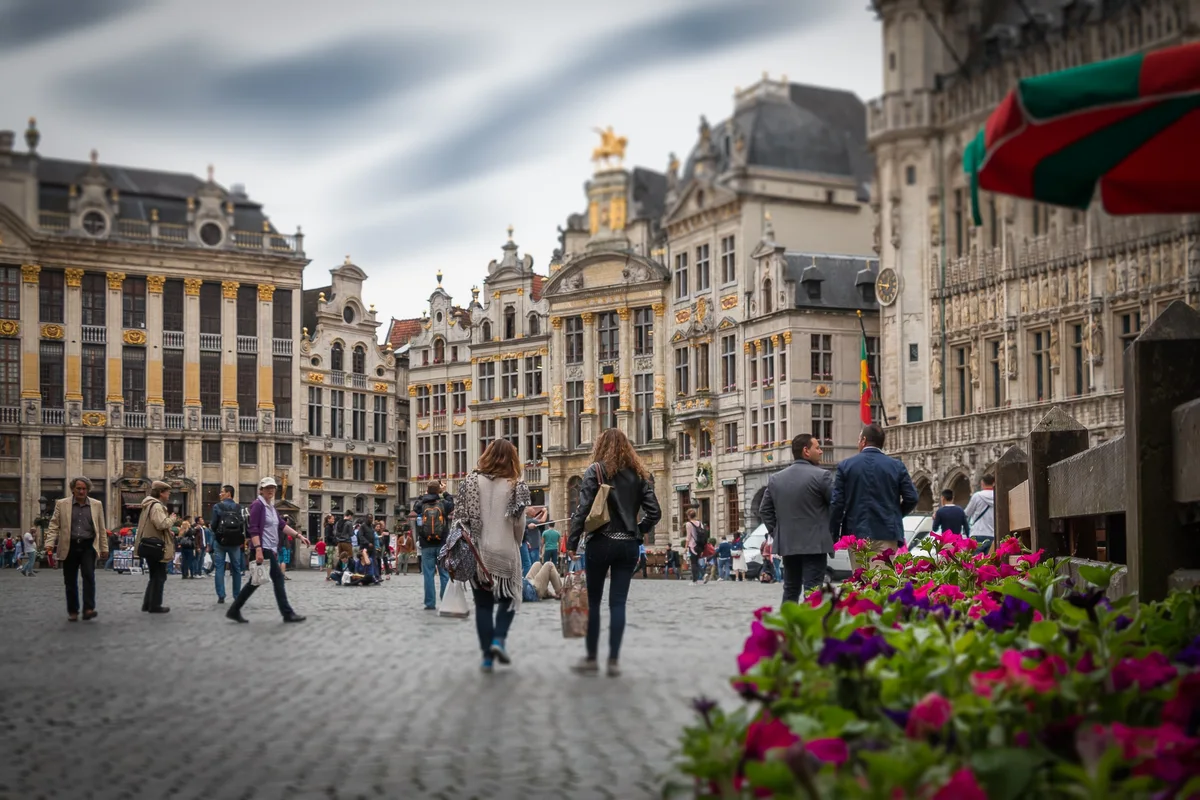 Façades historiques et passants sur la Grand-Place de Bruxelles, en lumière naturelle